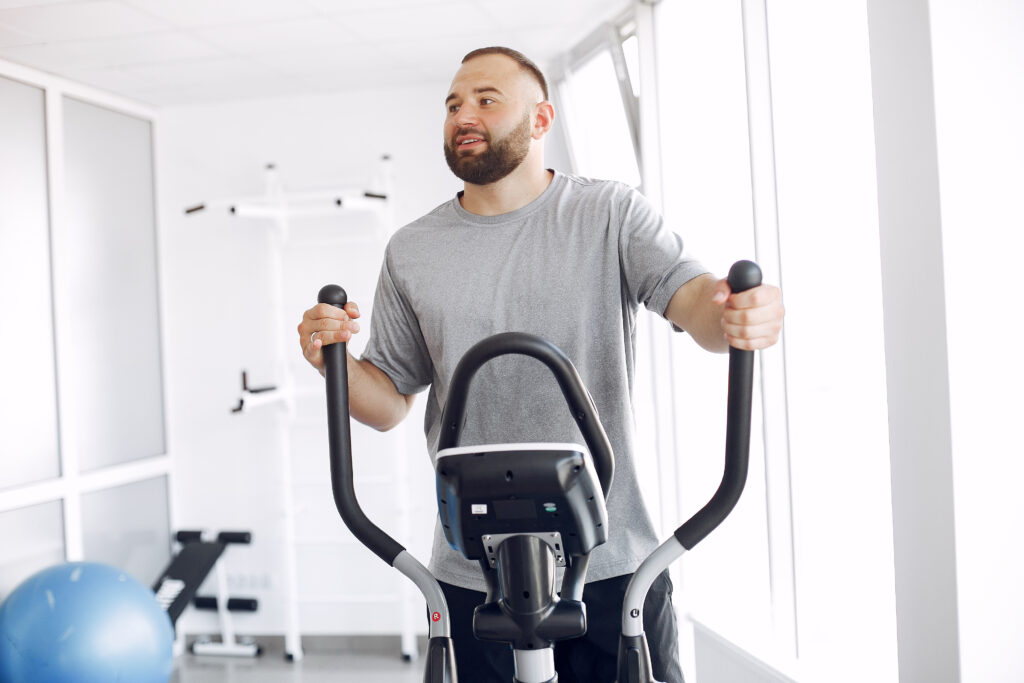 This image has an empty alt attribute; its file name is bearded-man-using-spin-bike-physiotherapy-room-1024x683.jpg